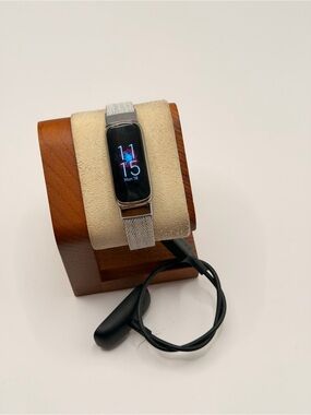 Fitbit Luxe, Tested, Chrome Case, Rare Color, Charger Included, New Band